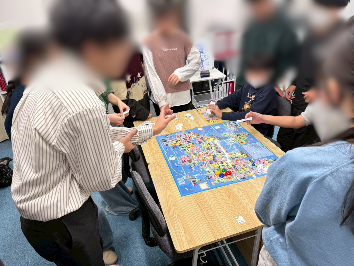 教室いっぱいに広がる巨大すごろく