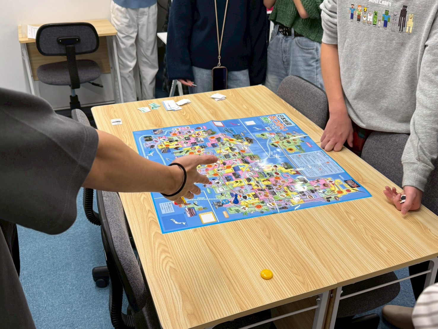 すごろくを楽しむ生徒たちの笑顔