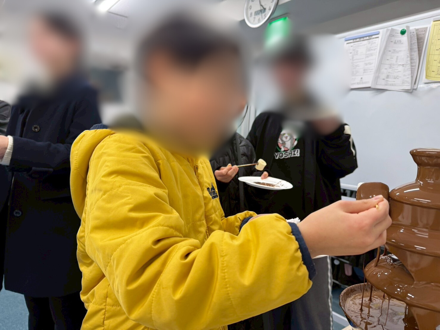 チョコフォンデュを楽しむ生徒たちの様子2